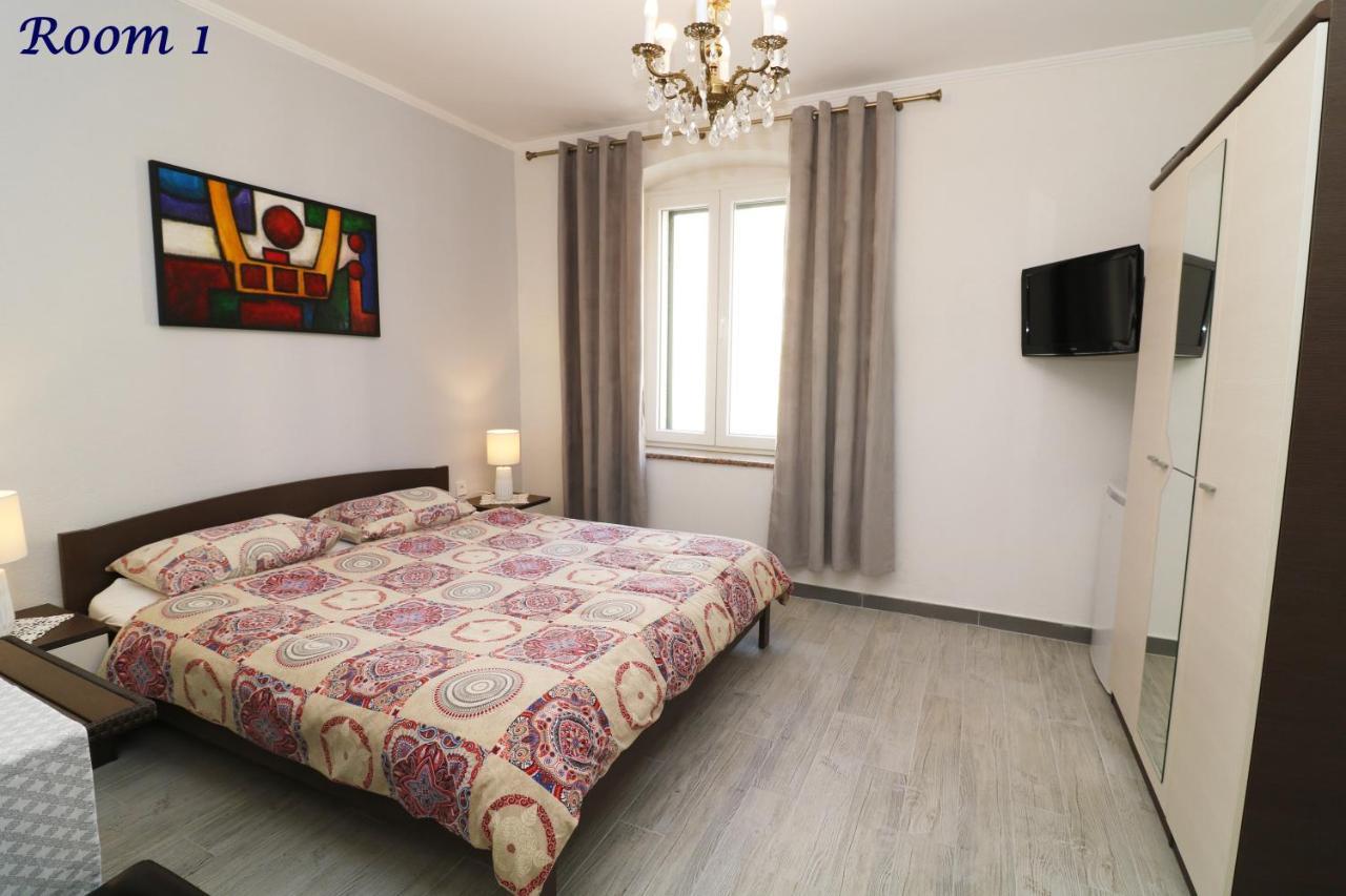 Old Town Rooms And Apartment 포레치 외부 사진